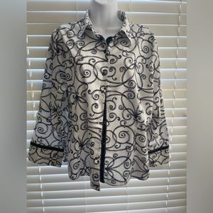 Women’s Wrinkle Free White & Black Fitted Top